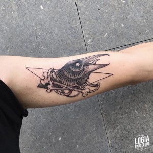 tatuaje_brazo_cuervo_huesos_logiabarcelona_toni_dimoni   